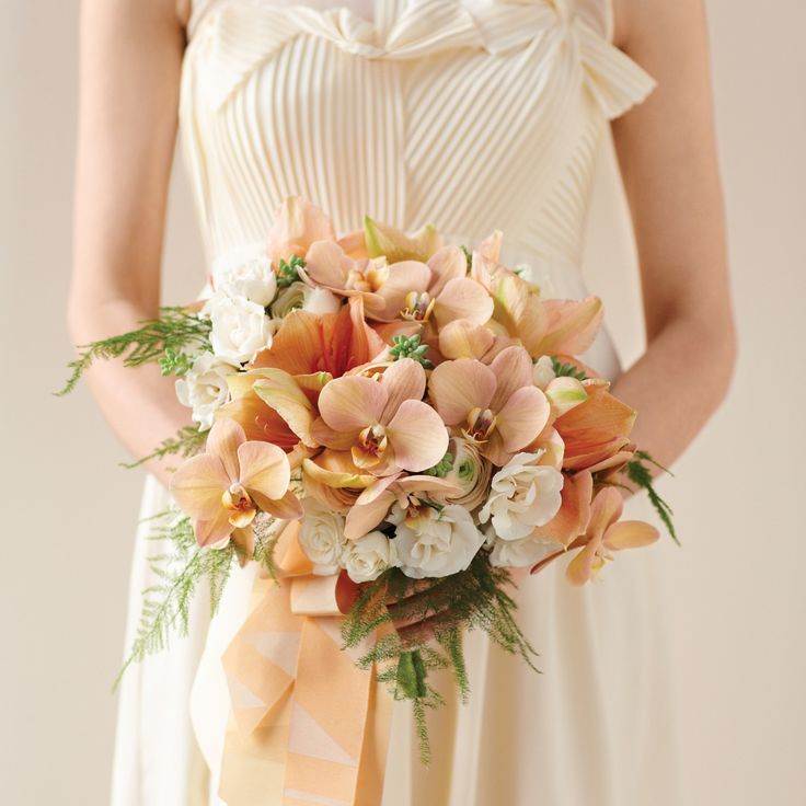 Свадебный букет под платье цвета айвори, какой выбрать?