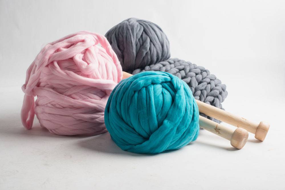 Как выбрать пряжу для вязания крючком и спицами свитеров, шапок, детских пледов и других видов одежды
