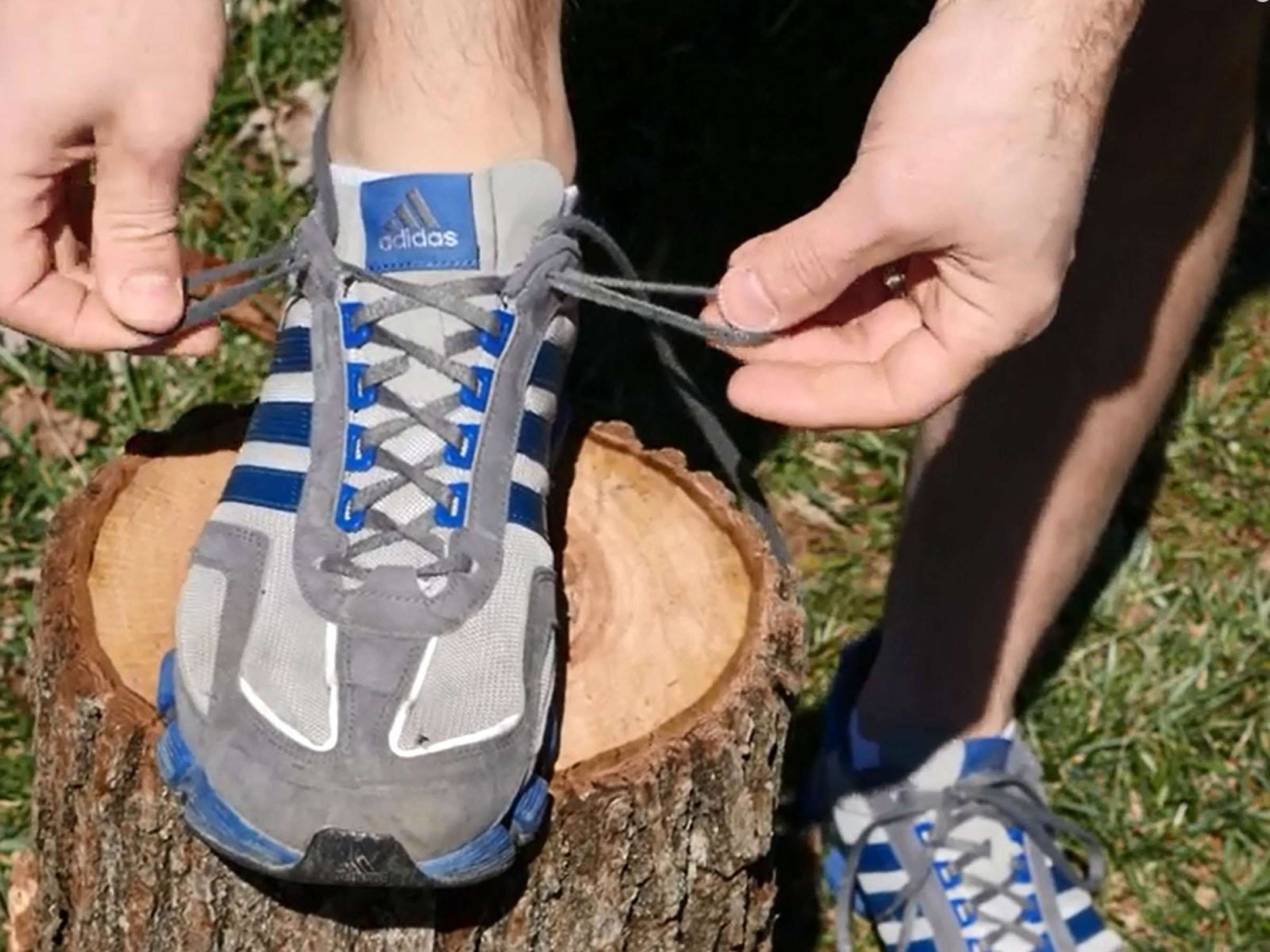 Трут кроссовки. Дополнительные отверстия для шнурков. Дополнительные отверстия для шнурков в кроссовках. Шнуровка кроссовок с дополнительными дырками. Кроссовки с петлями для шнурков.