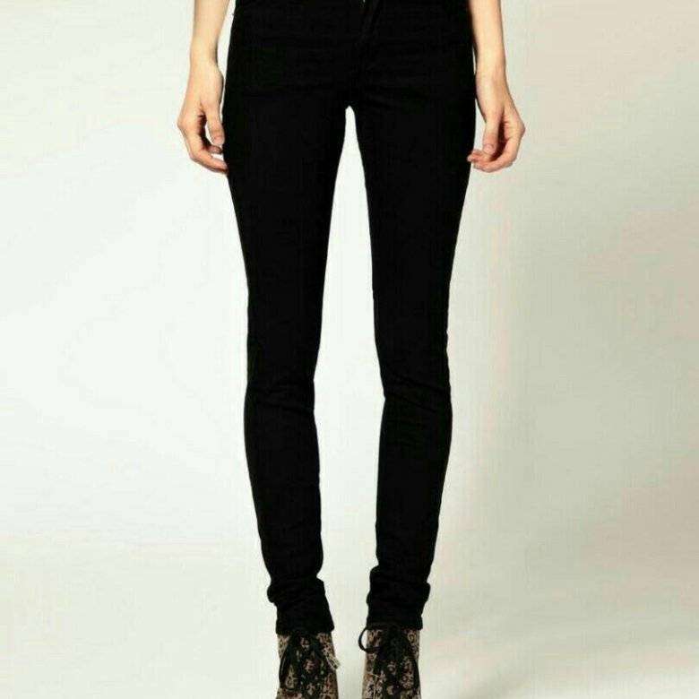 Черные женские джинсы: с чем их носить, чтобы выглядеть стройно — 37 фото