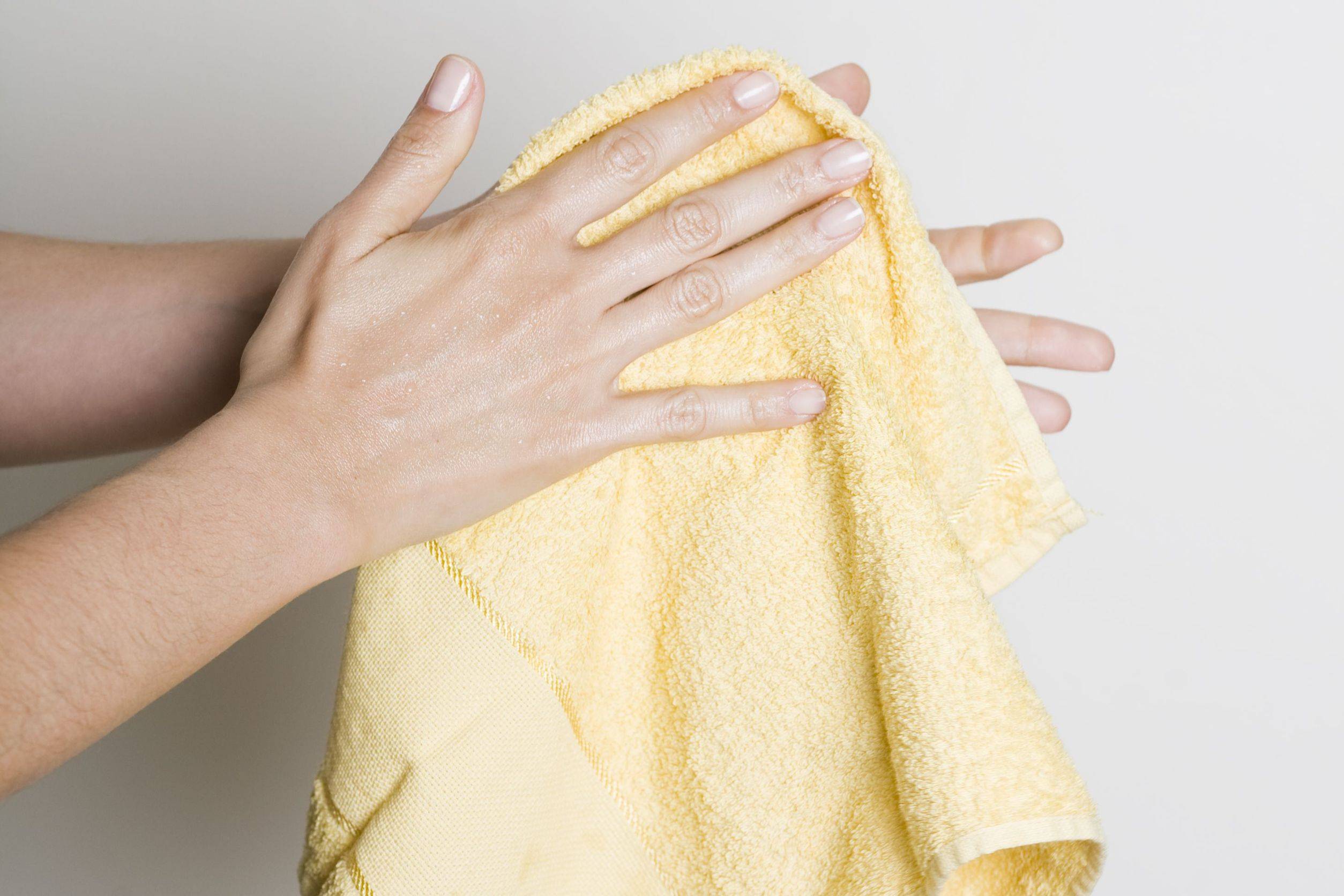 Полотенцем после мытья. Полотенце для рук. Вытирает руки. Вытирание рук полотенцем. Рука с тряпкой.