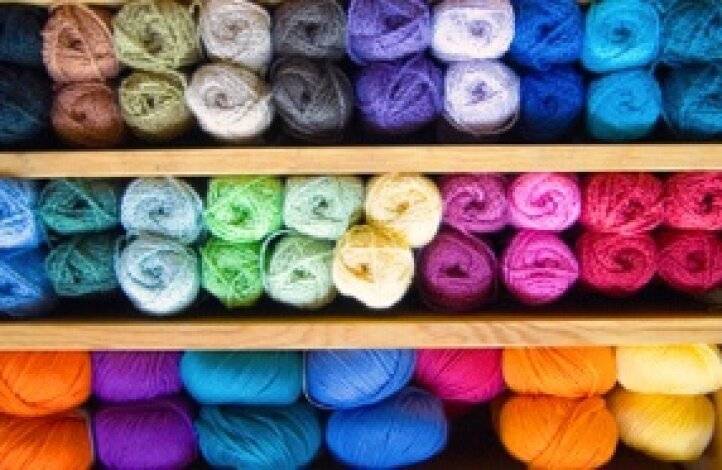 Как выбрать пряжу для шарфа с учетом способа вязания и фасона