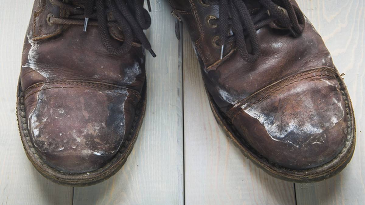 Как быстро убрать солевые разводы с замши без вреда для обуви