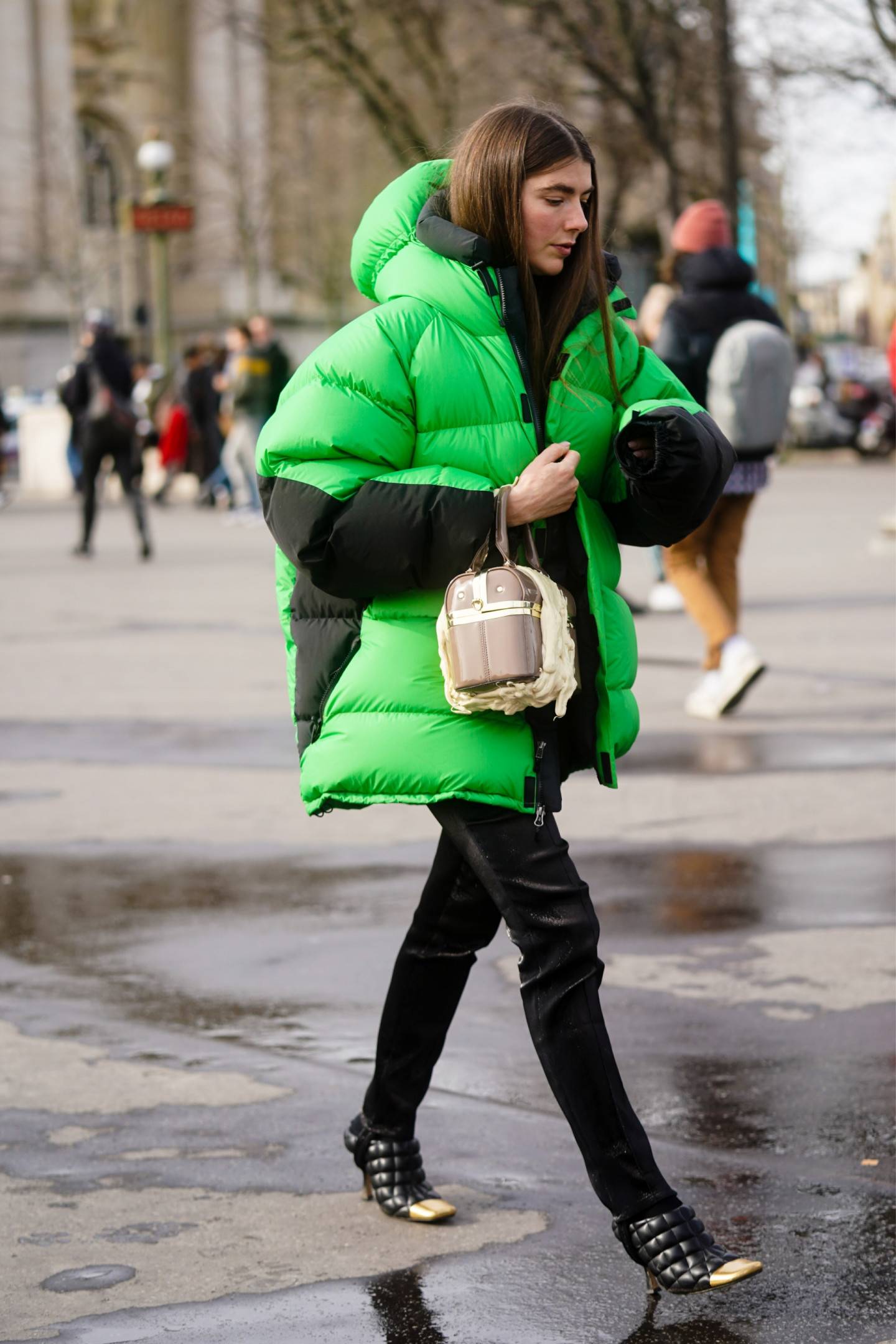 Зеленая короткая куртка. Зеленый пуховик. Зеленый пуховик модный. Оливковый пуховик. Девушка в зеленом пуховике.