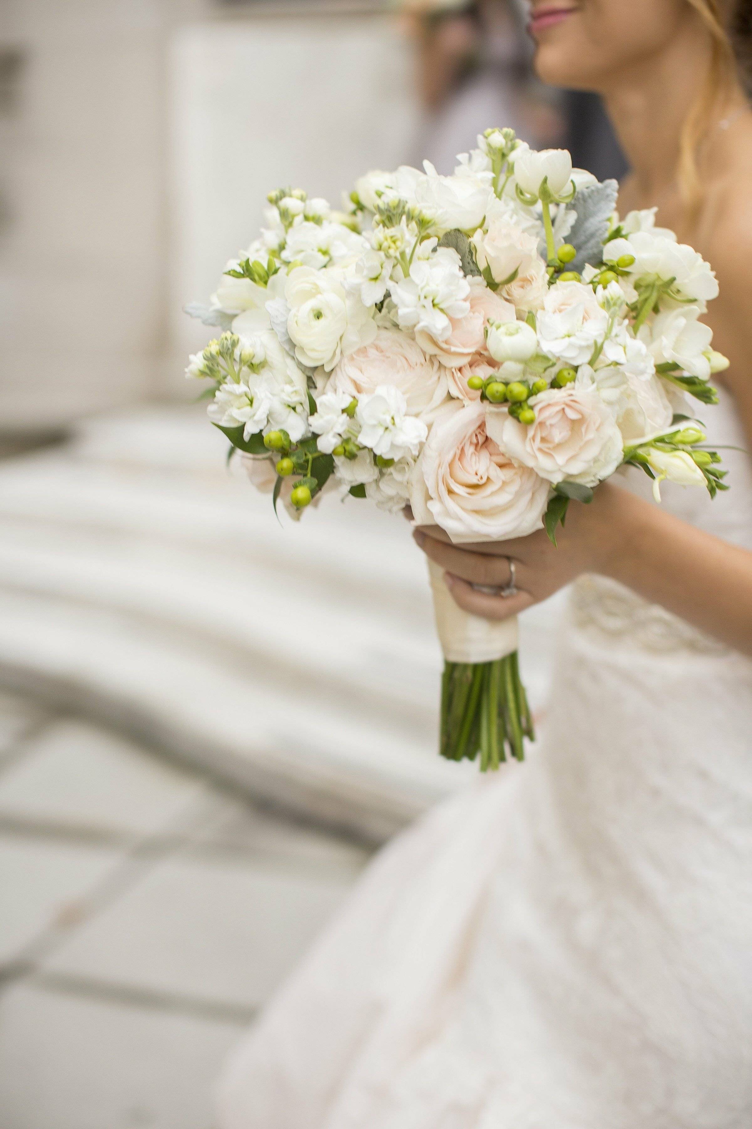 Свадебный букет под платье цвета айвори: как выбрать нужный цвет?
