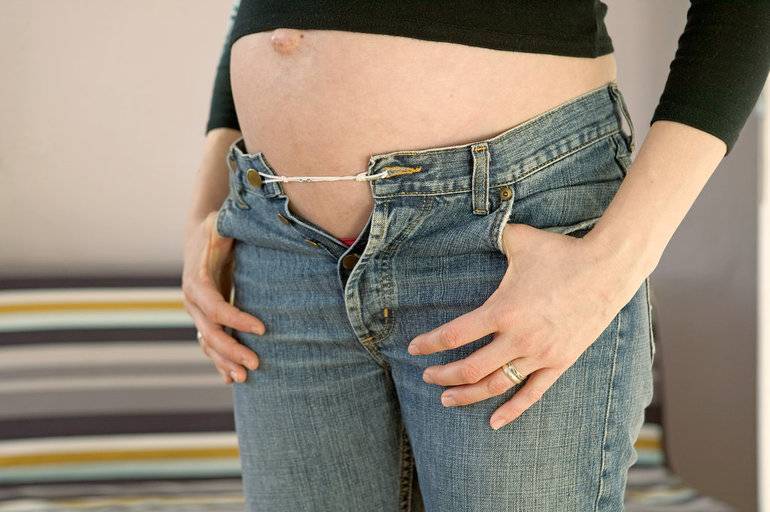 Джинсы во время беременности: можно ли носить тесные штаны в обтяжку на ранних сроках и какую посадку выбрать для поздних сроков? когда начинать носить одежду для беременных