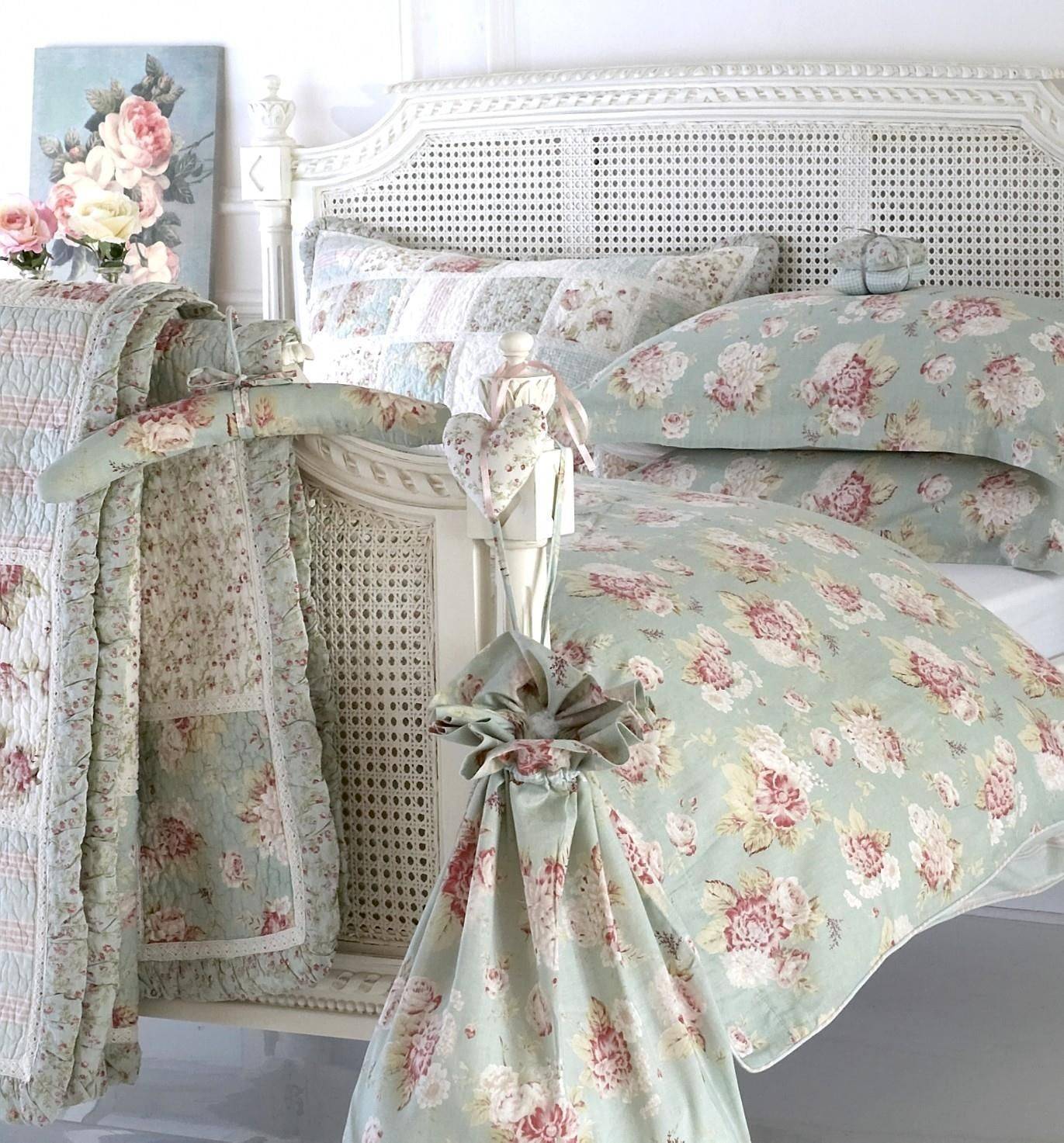 Постельное прованс. Shabby Chic постельное белье. Кровать шебби Шик. Подзор в стиле шебби Шик. Шебби Шик Эшли.