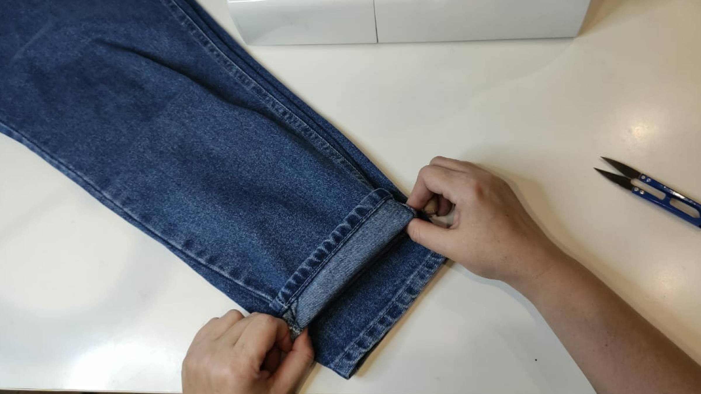 Укорачивание джинс. Джинсы на подшивку. Подшить джинсы. Подгибка джинс с сохранением фабричного шва.