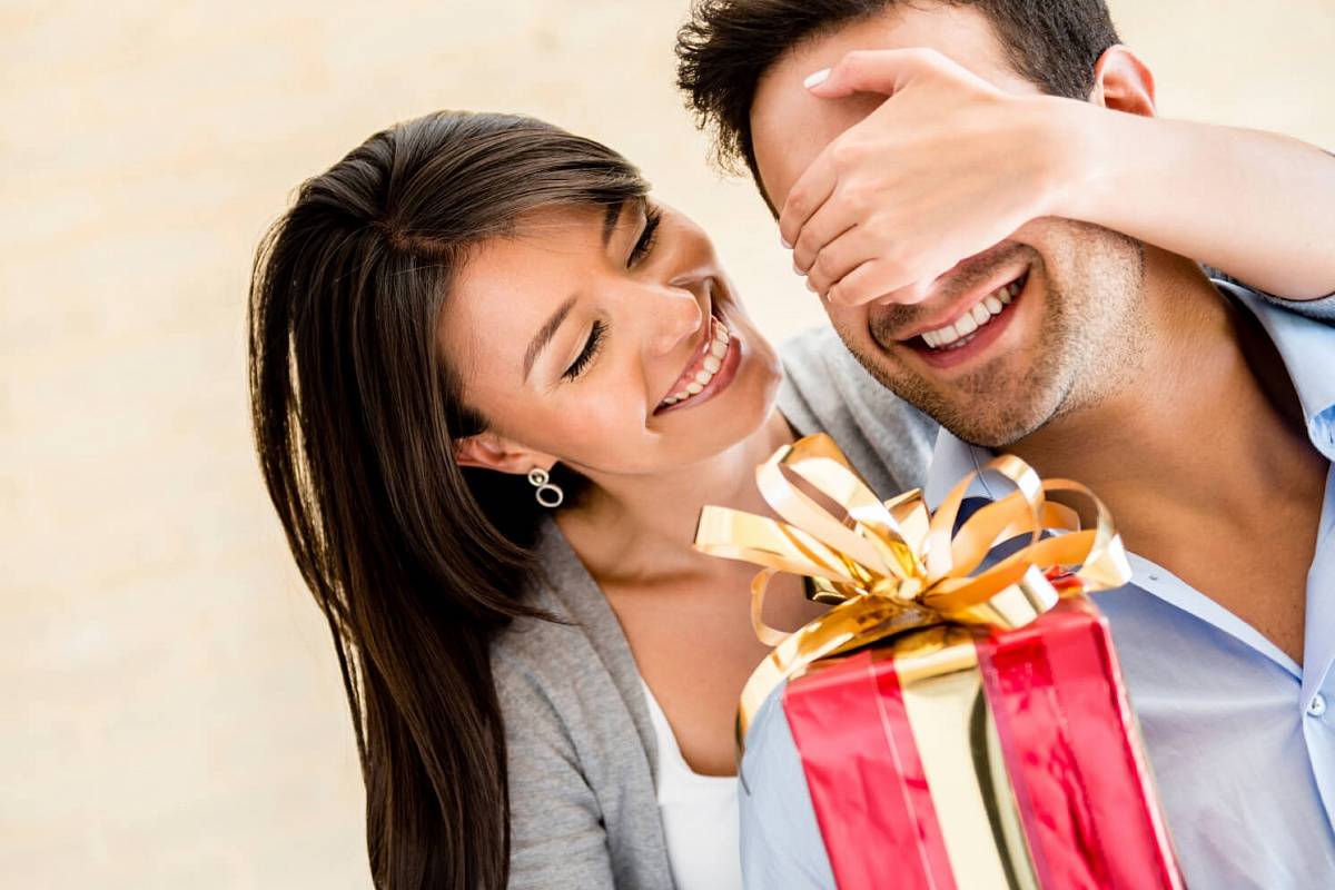 Хотела сделать мужу сюрприз. Подарок " мужчине". Мужчина дарит подарок. Девушка дарит подарок. Мужчина дарит подарок женщине.