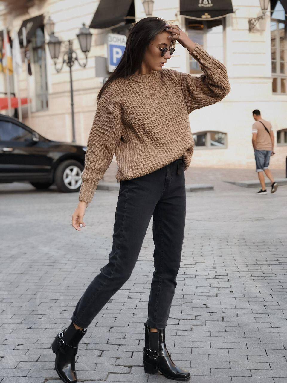 Уютный oversize: 3 базовых свитера для осени и зимы