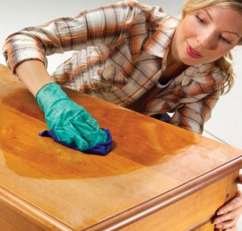Чем отмыть деревянную мебель. Полированная мебель. Полировка деревянной мебели. Протирка полированной мебели. Протирает деревянную мебель.
