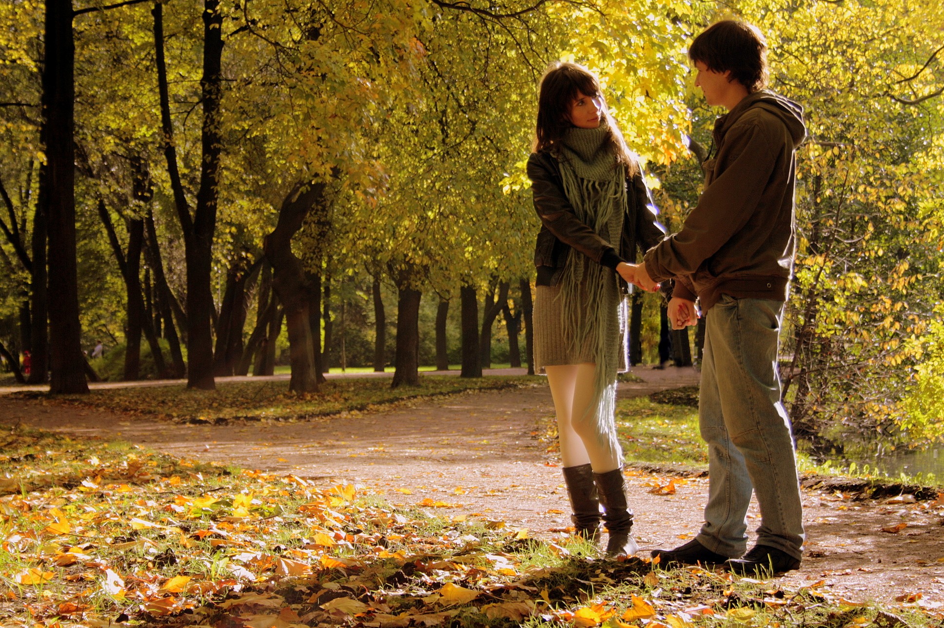 Песня с кем живешь встречаешься. Парень и девушка в парке осенью. Прогулка в осеннем парке. Осень в парке. Парень с девушкой в осеннем парке.