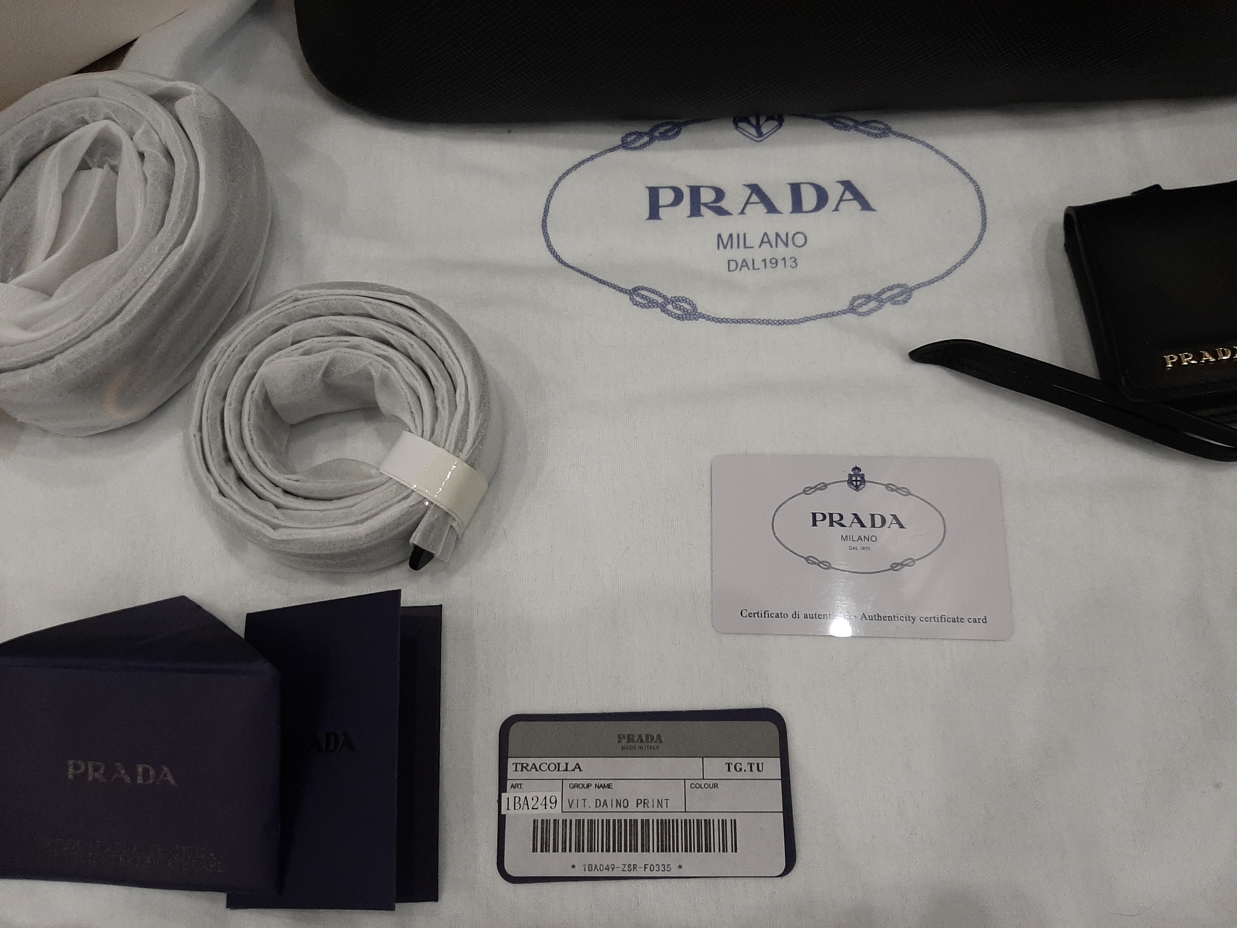 Prada футболка женская как отличить оригинал от. как отличить оригинал от подделки prada