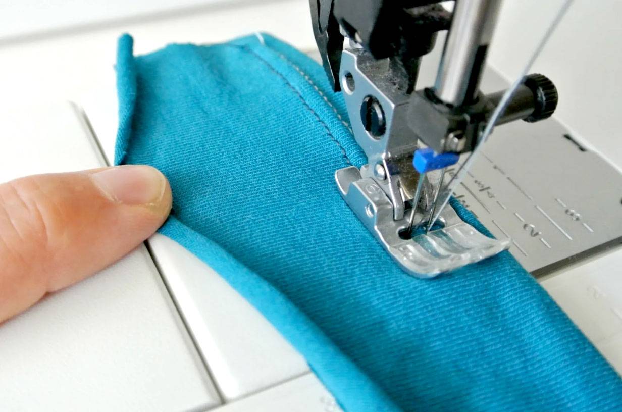 Как шить трикотаж на обычной швейной машинке, что делать, если она пропускает стежки?