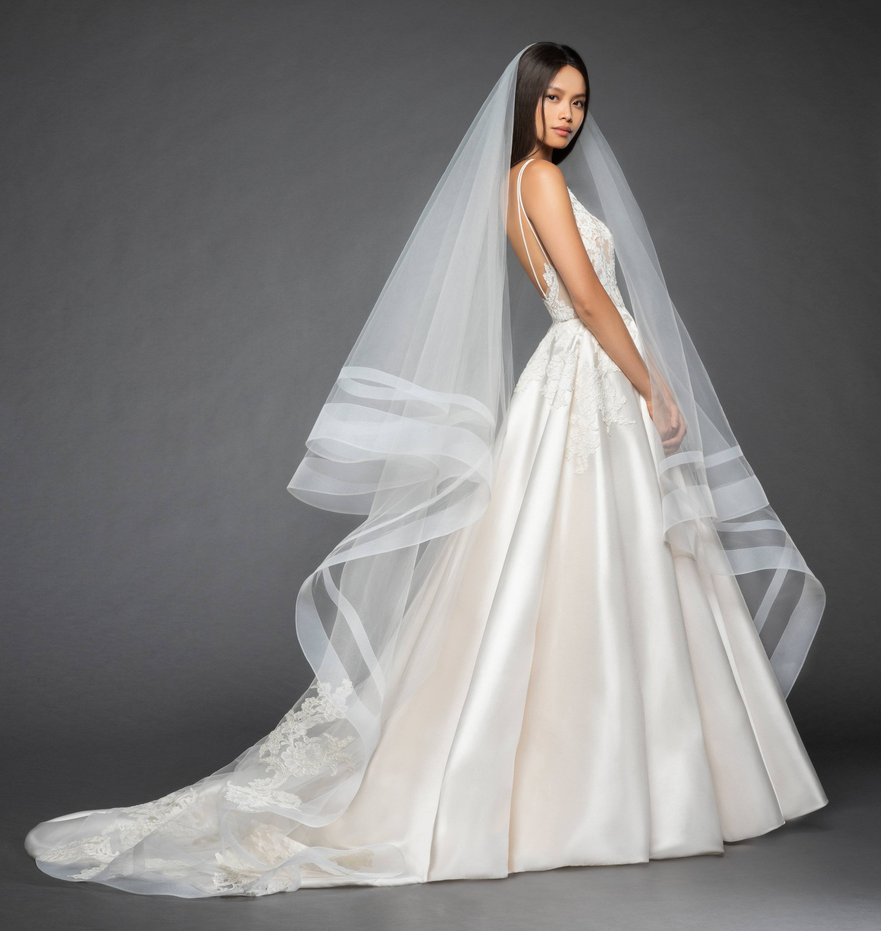 Свадебное платье со шлейфом, разнообразные варианты изделий