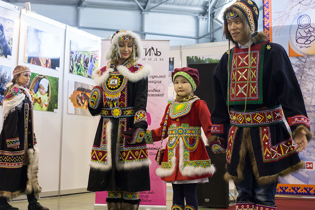 Вид традиционной обуви дальнего востока. Одежда народов севера. Костюм народов севера. Костюмы народов севера России. Наряды северных народов.