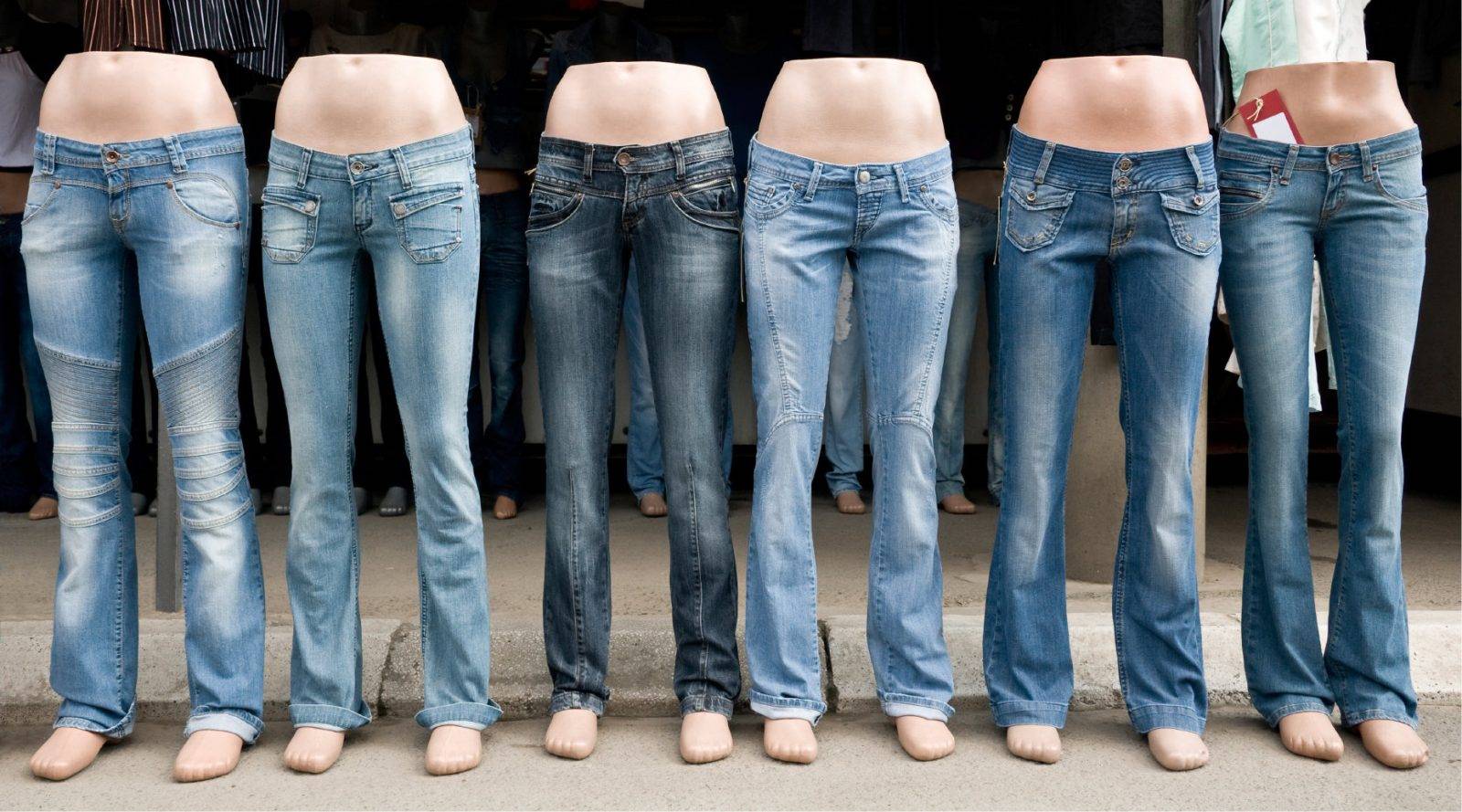 Какие модные в 2022 году джинсы визуально уменьшают рост и штаны какой формы могут их заменить: советы стилистов