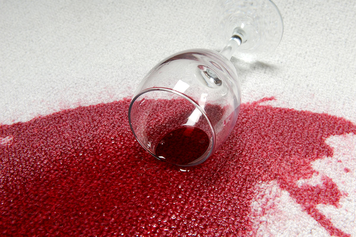 Чем вывести с одежды пятна от красного вина