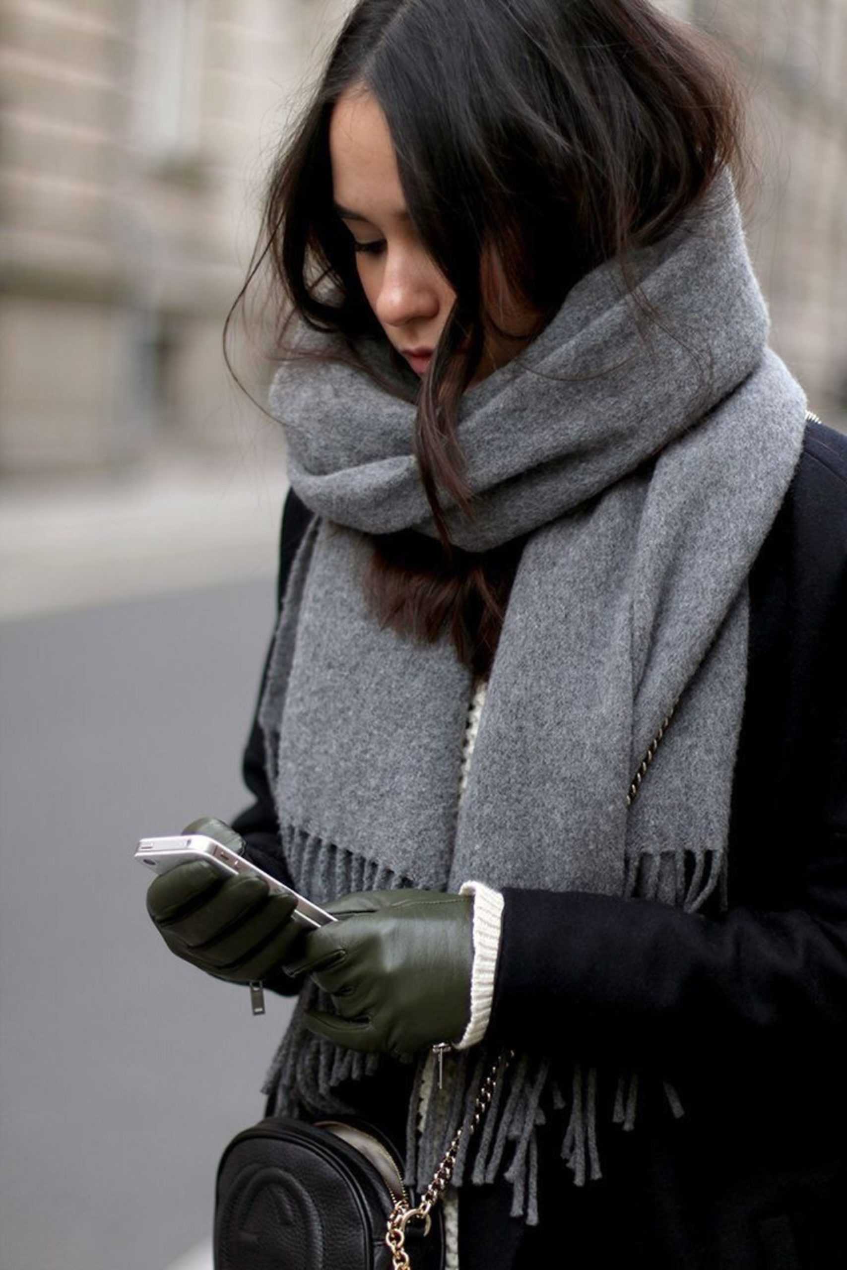 Девушка в пальто и шарфе