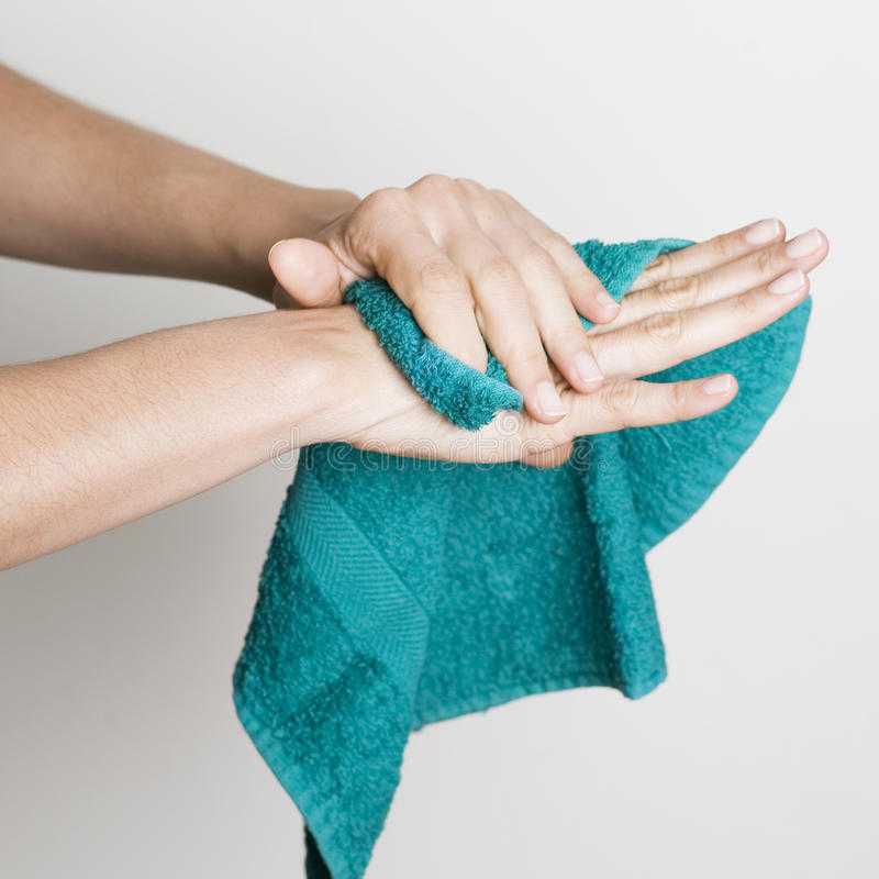 Забрал полотенце. Полотенце для рук. Вытирает руки. Вытирание рук полотенцем. Полотенце для вытерание рук.