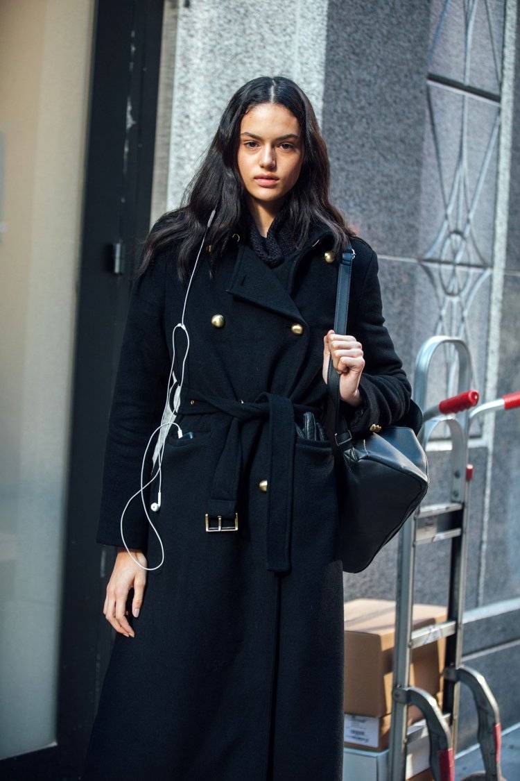 Гид по моде: как и с чем носить черное пальто