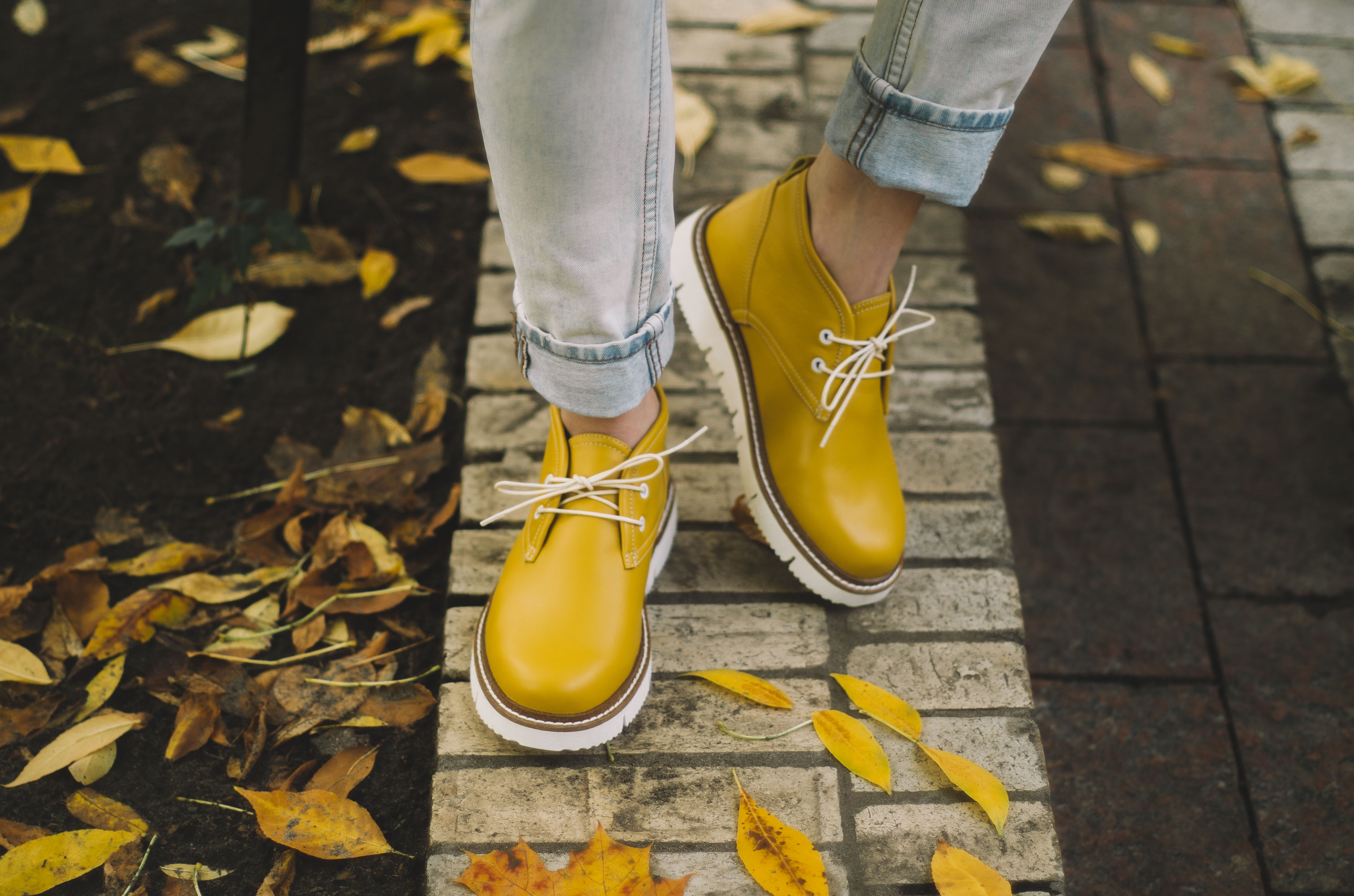 С чем носить желтую обувь: 20 солнечных образов. желтые туфли с чем носить.