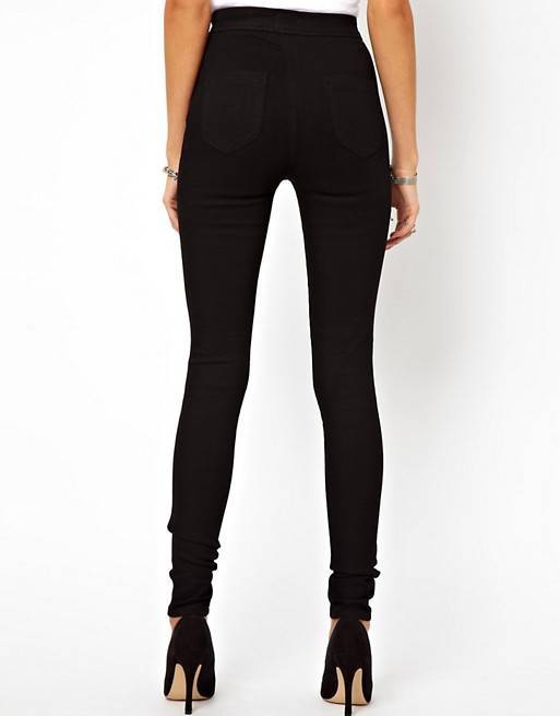 С чем носить черные джинсы женские – рваные, высокие, узкие