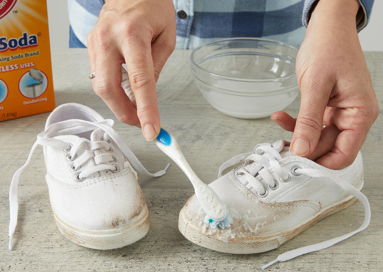 Чем очистить кроссовки в домашних условиях. Кроссовки сода. Отмыть белые кроссовки. Отбелить обувь. Отбелить кроссовки.