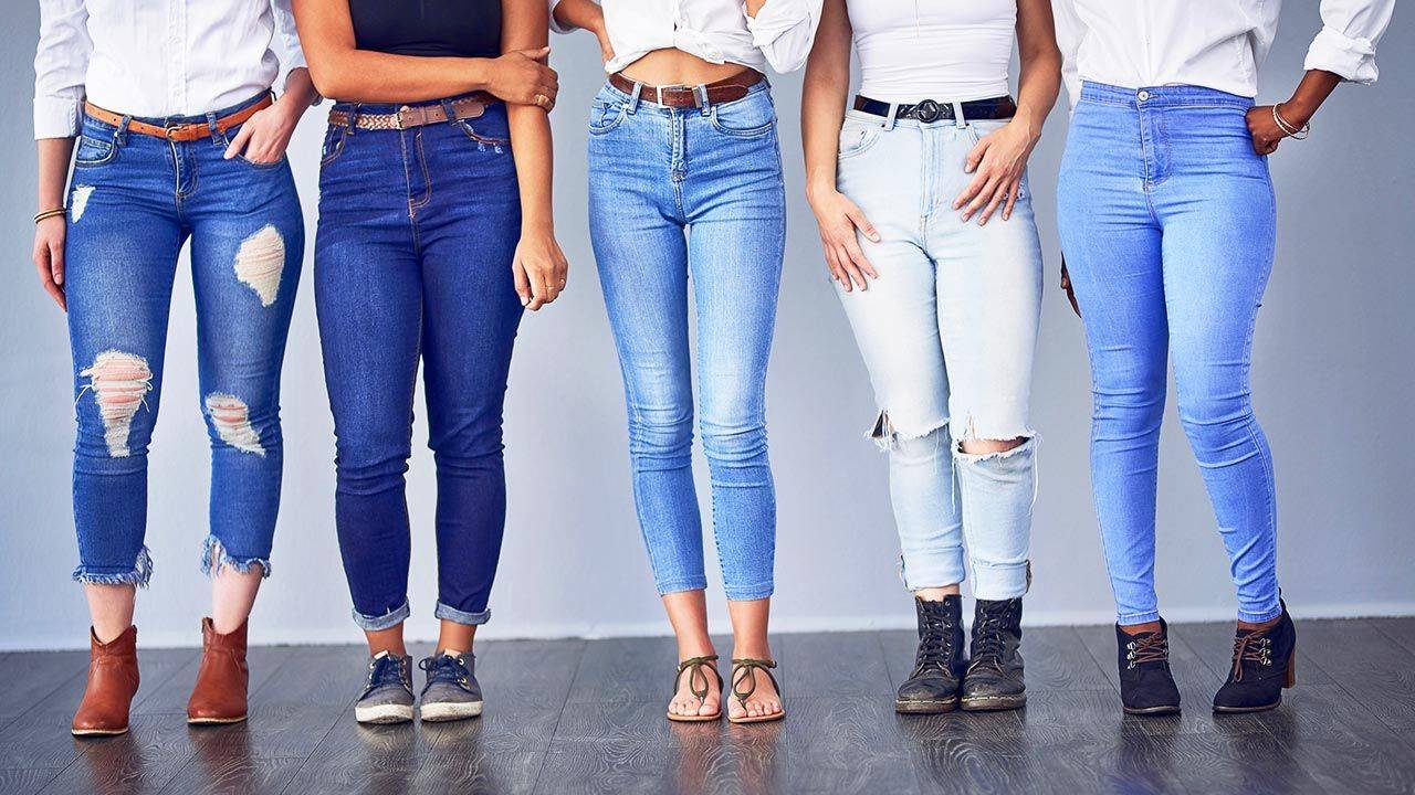Как носить джинсы скинни в 2022-2023: стильные образы с фото
