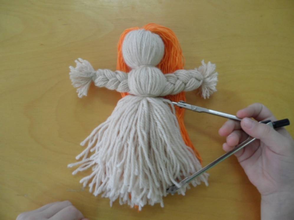 Девочка из ниток. Кукла из ниток. Поделки куклы из ниток. Кукла из ниток для вязания. Кукла Масленица из ниток.
