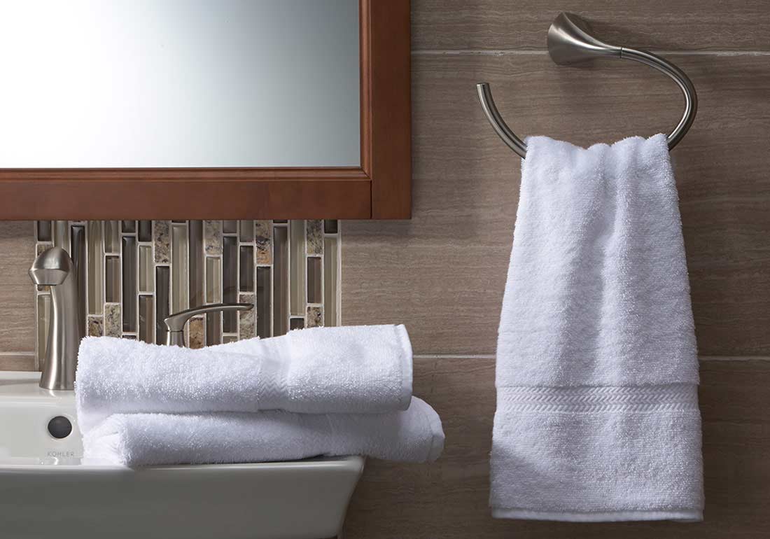 Сколько нужно полотенец. Полотенца в ванной. Полотенца в отеле. Красивые полотенца для ванной. Полотенце для рук в ванной.