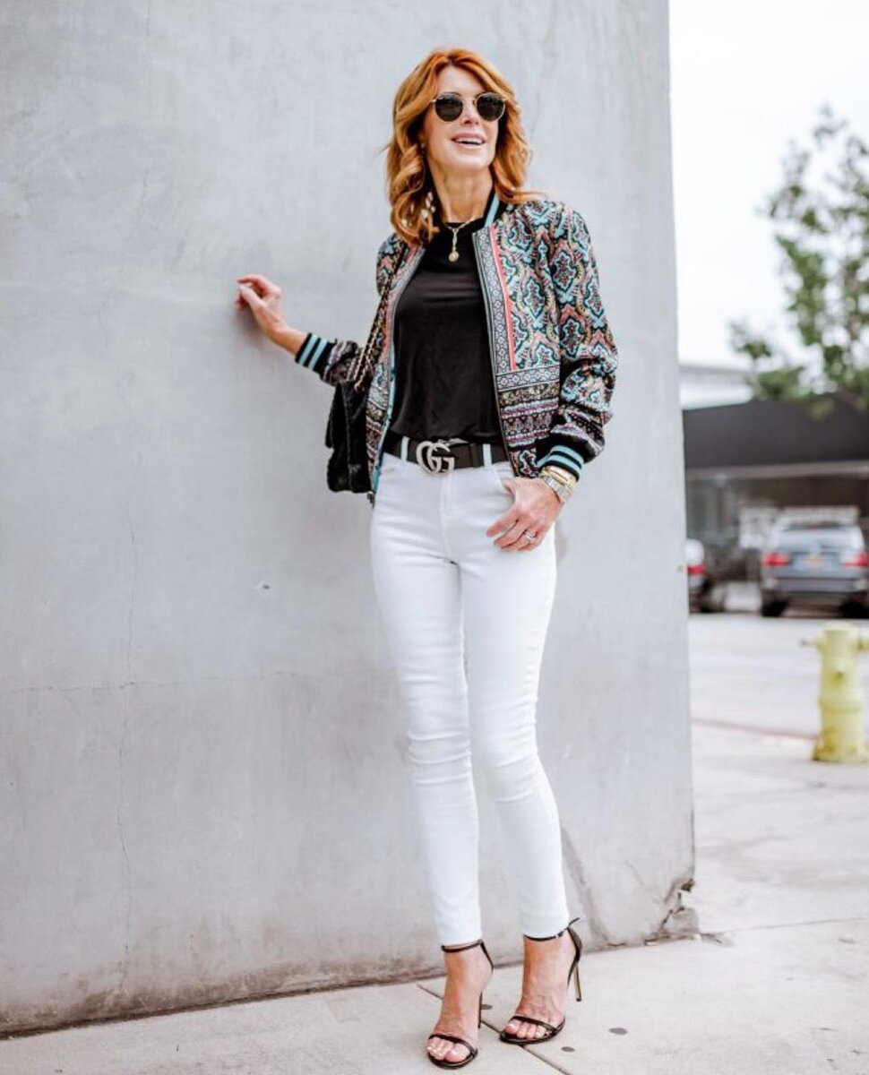 С чем носить белую джинсовую куртку – советы для женщин после 40 лет