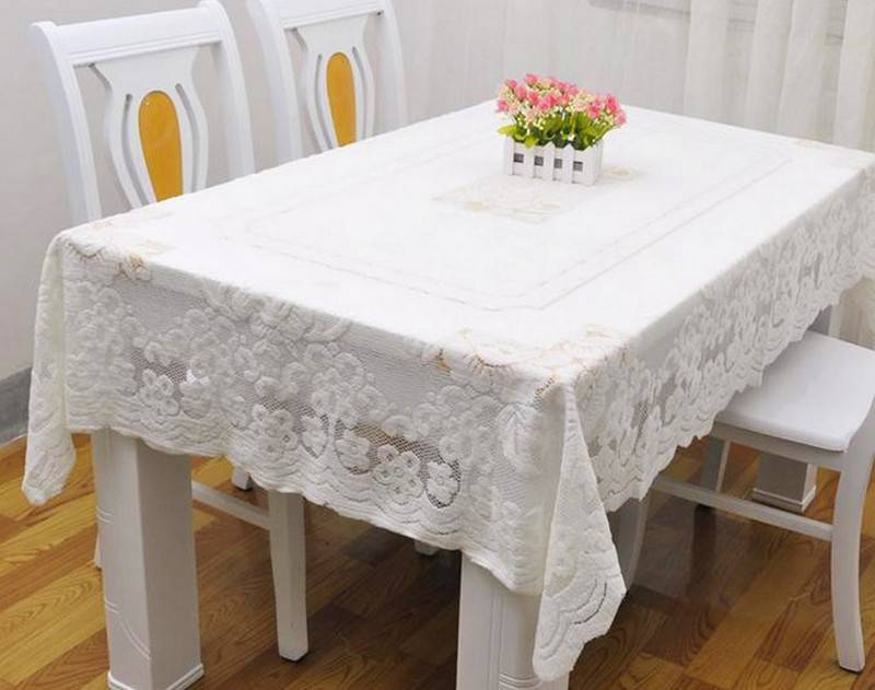Застеленный скатертью стол правописание