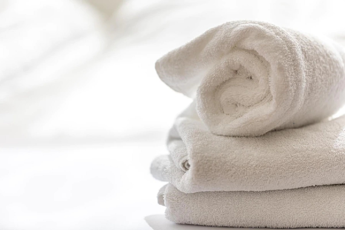 Стирать махровые полотенца чтобы были пушистые. Полотенце махровое белый. Сложенное полотенце. Махровые полотенца стали жесткие. Грубое полотенце.