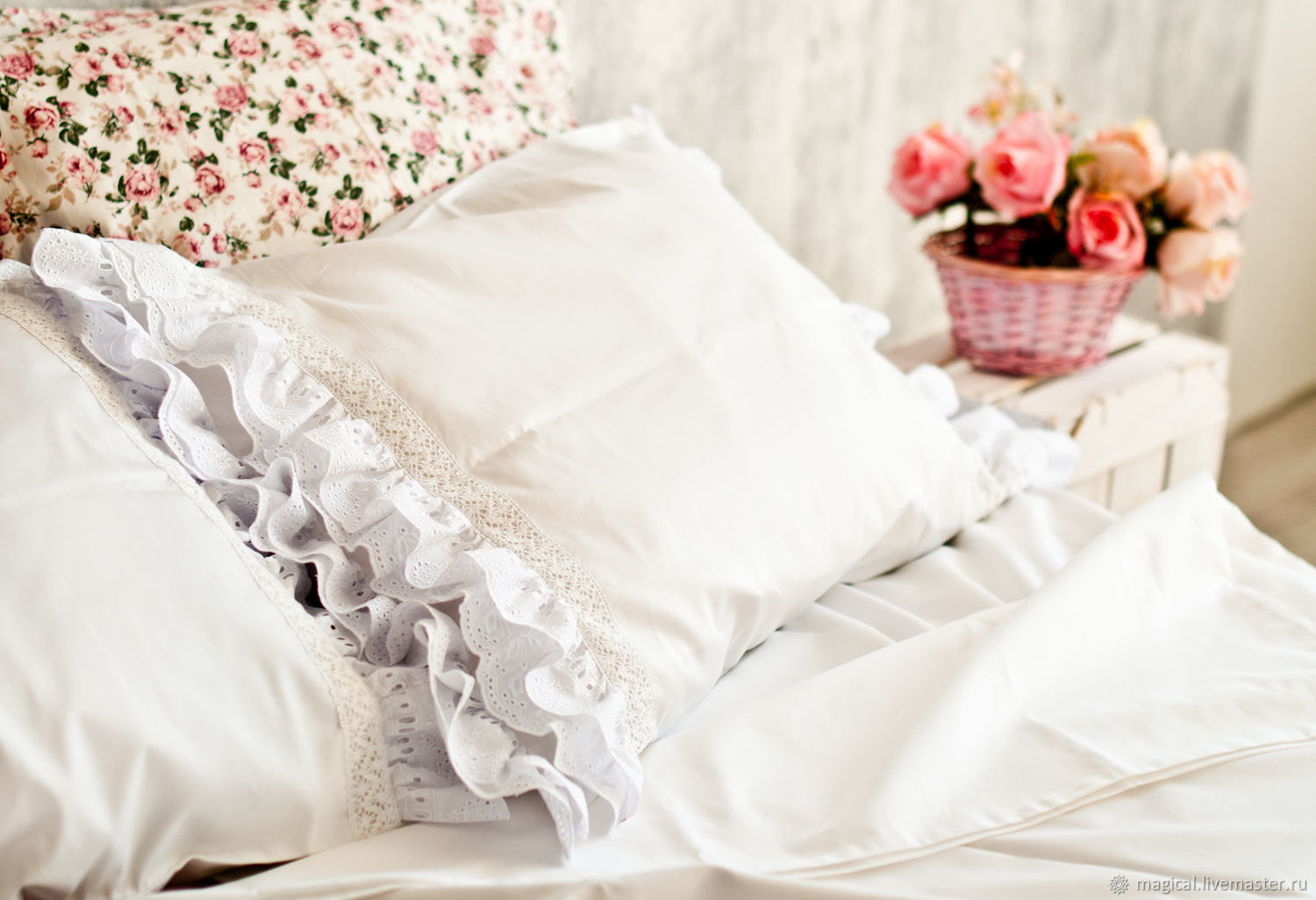 Через какую постель. Постельное белье. Красивое постельное белье. Нежное постельное белье. Красивое белое постельное белье.