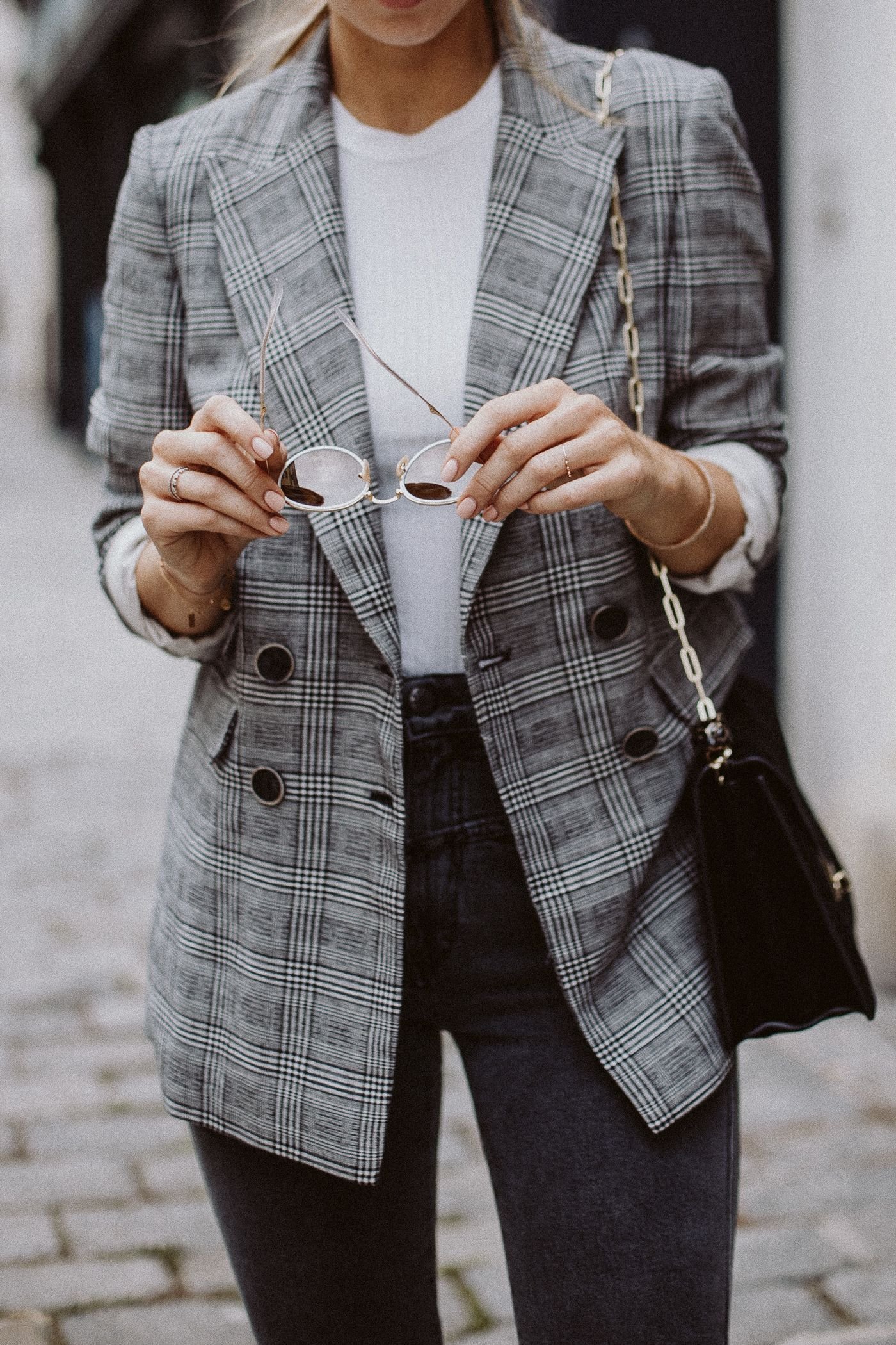 Серый пиджак светлый шерстяной или темный в клетку, с чем носить классический удлиненный из трикотажа, вязаный жакет с джинсами и рубашкой