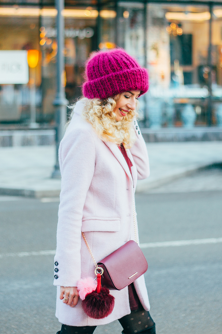 Розовое пальто шапка. Розовая шапка. Шапка к розовому пальто. Бордовое пальто и розовая шапка. Пальто с яркой шапкой.