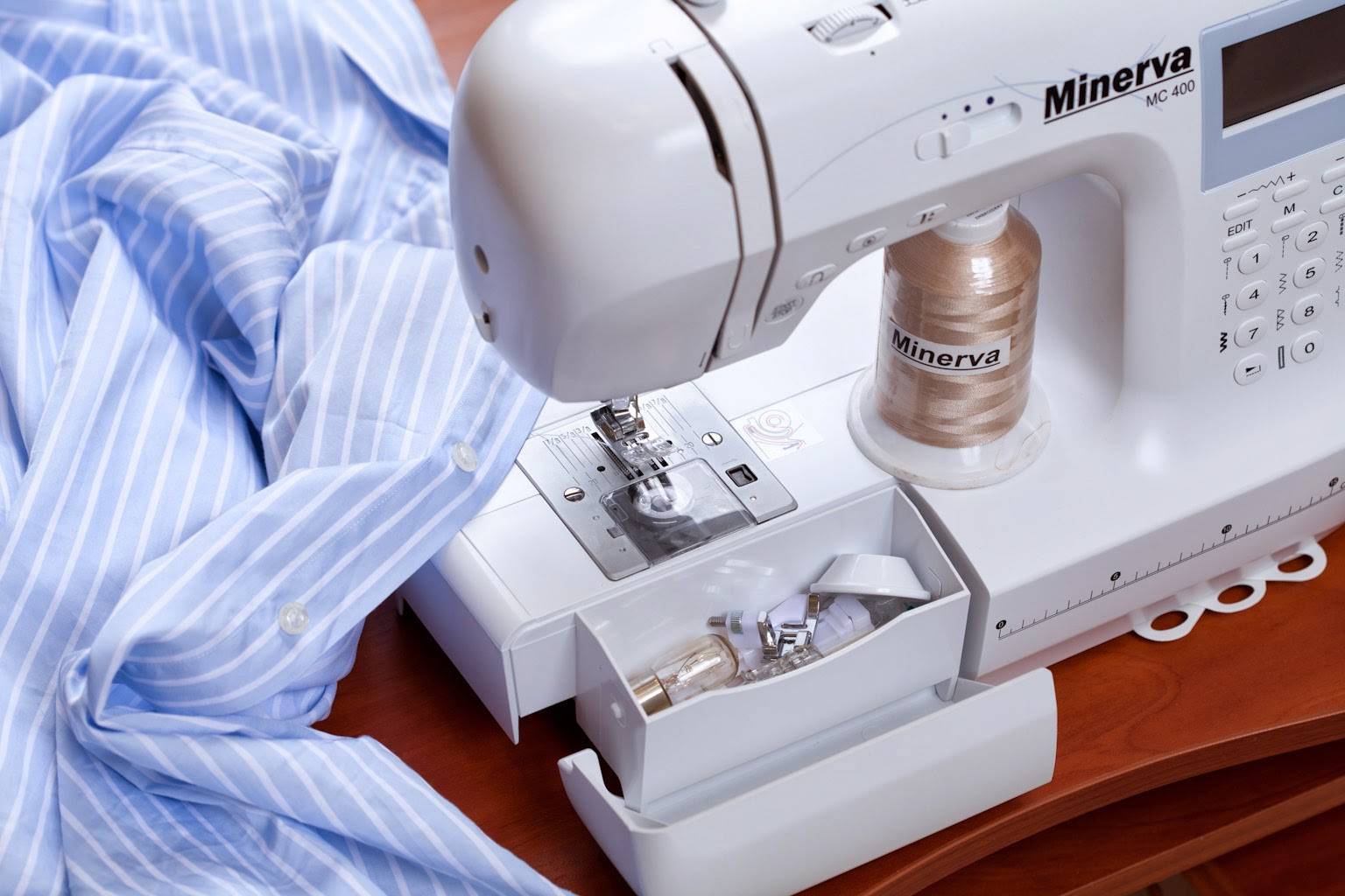 Домашние швейные машинки рейтинг. Минерва швейная машинка производитель. Minerva Decor Expert челнок. Компьютеризированная швейная машина. Швейные машинки много.