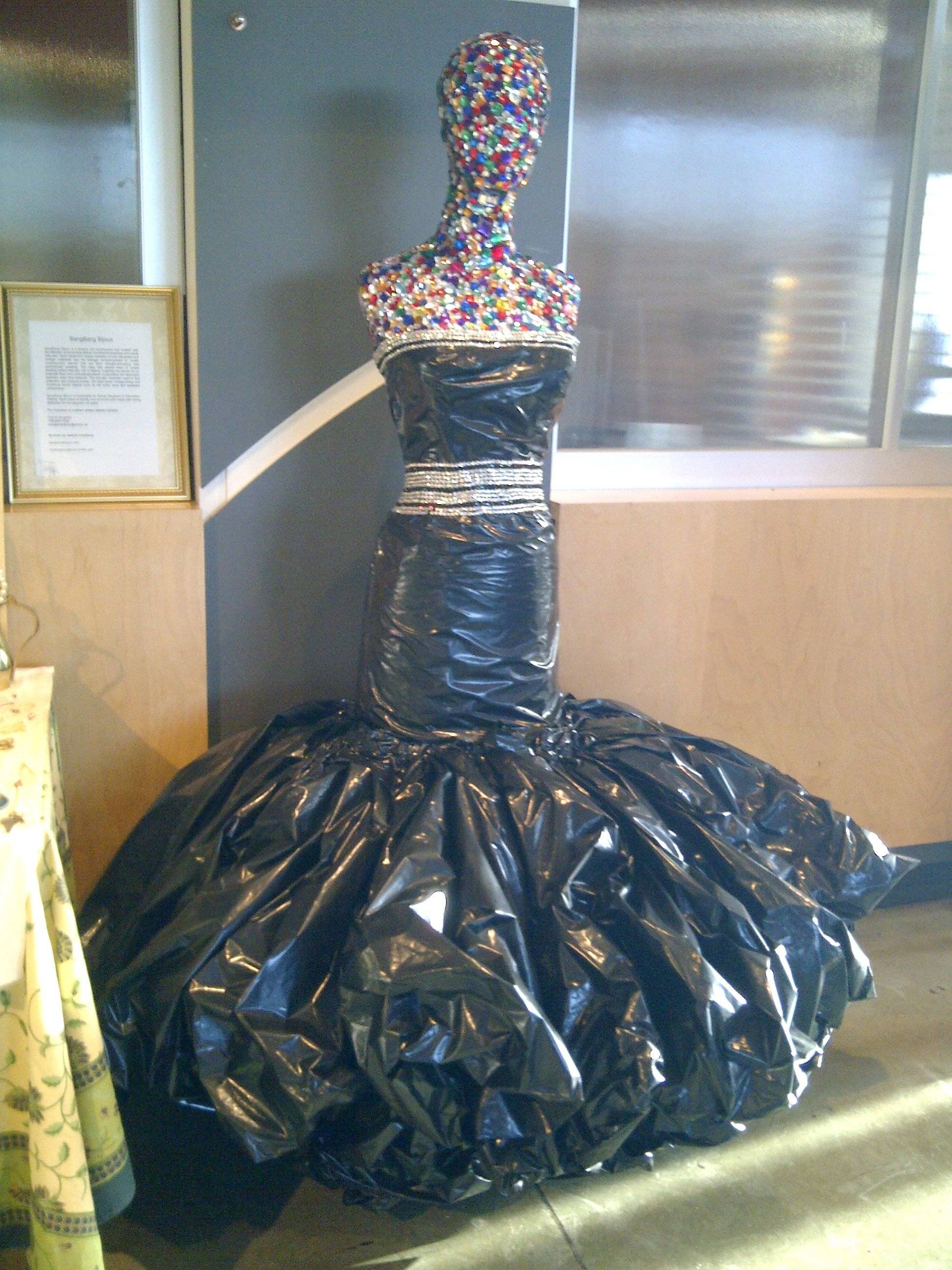Платье из мусорных пакетов своими руками. Платье из мусорных пакетов. Костюм из мусорных пакетов.