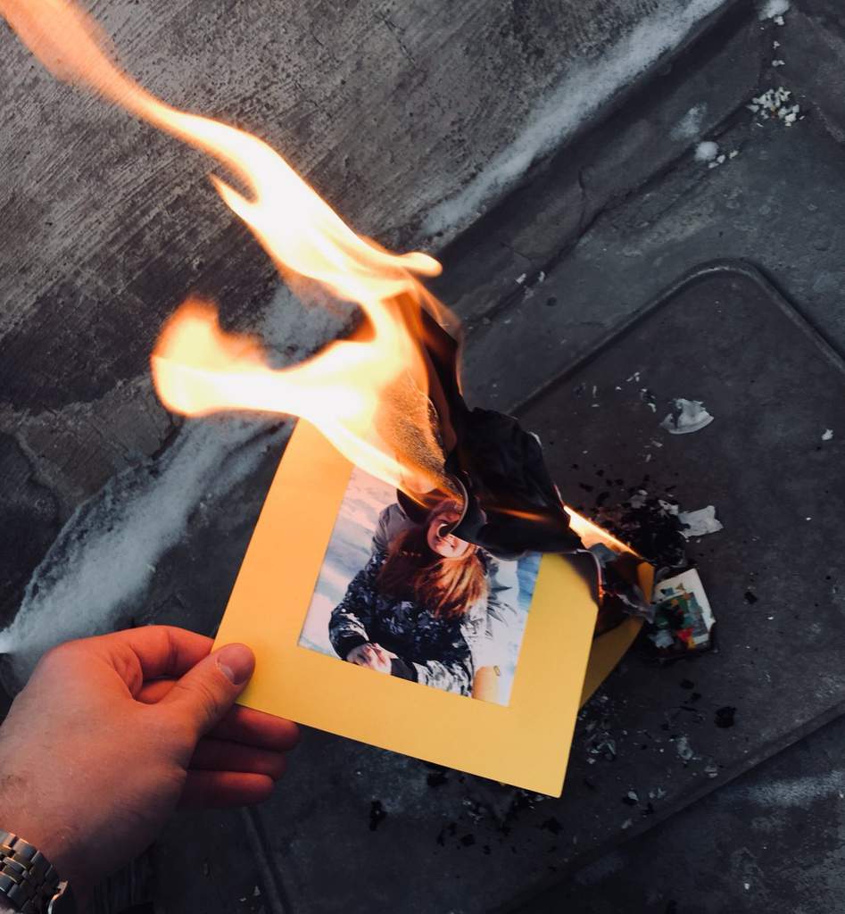 Рисунок сжигание. Фотография горит. Горящая бумага в руках. Горящая фотография в руке. Огонь в руке.