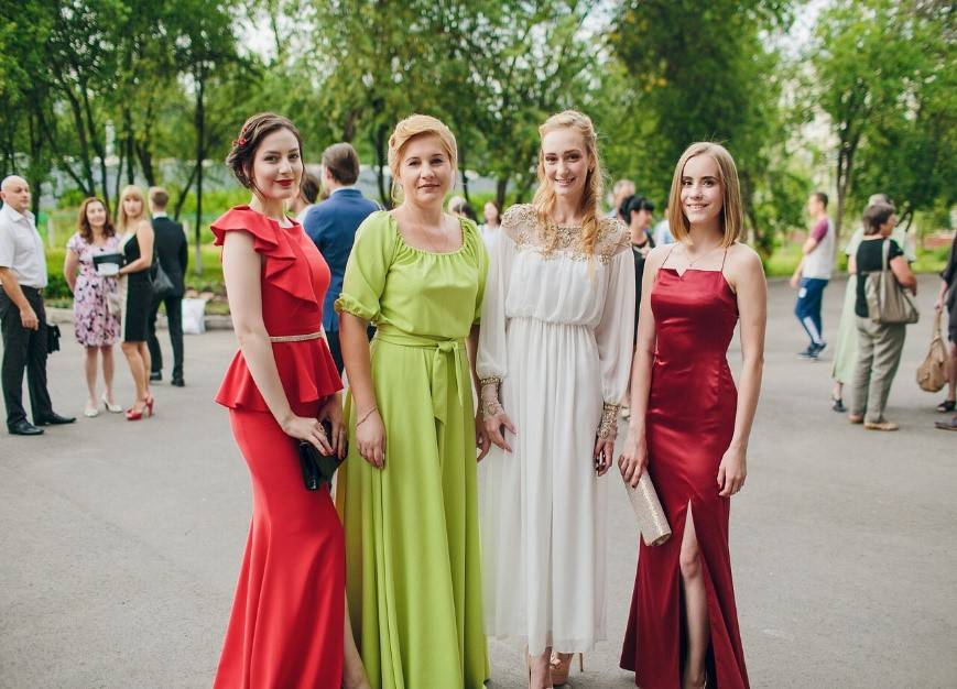 Модные платья на выпускной 2022: фото лучших фасонов и моделей