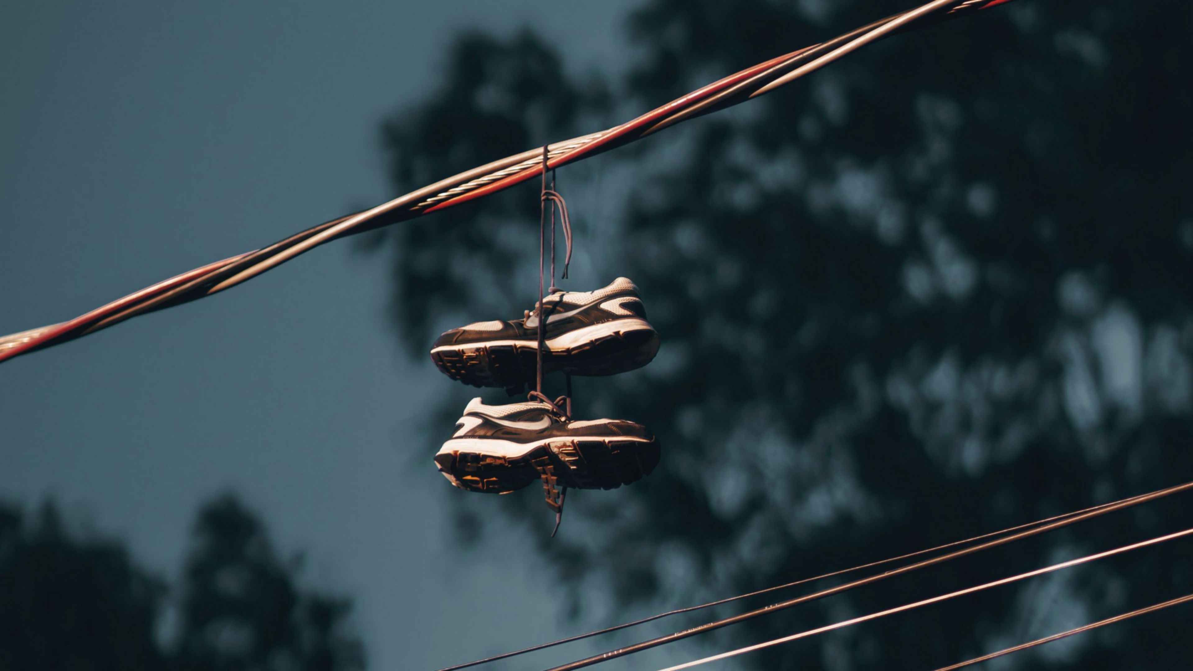 Что означают кроссовки на проводах в россии: история и значение феномена