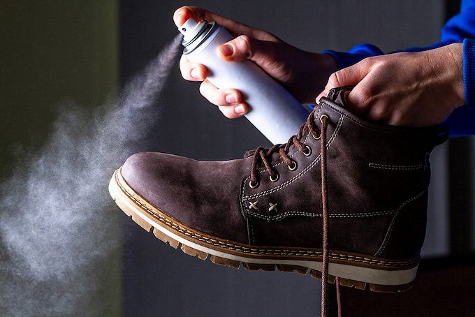 Уход за обувью из натуральной кожи. Реагенты на обуви. Туфли мокрая кожа. Обувь после обработки аэрозолем. Картинка человека который чистит свою обувь.