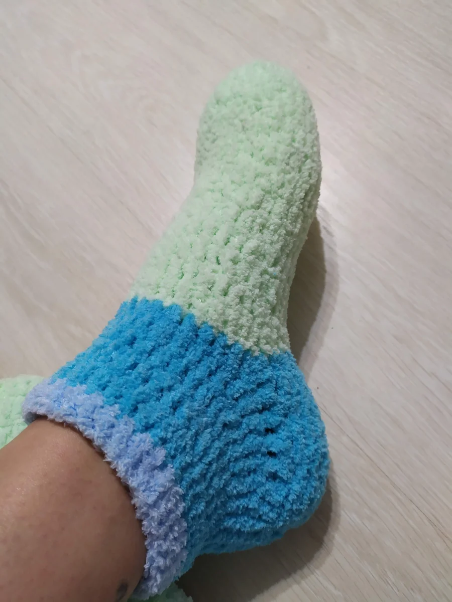 Вязание из плюшевой пряжи для новорожденных: шапочка и пинетки — uzelok