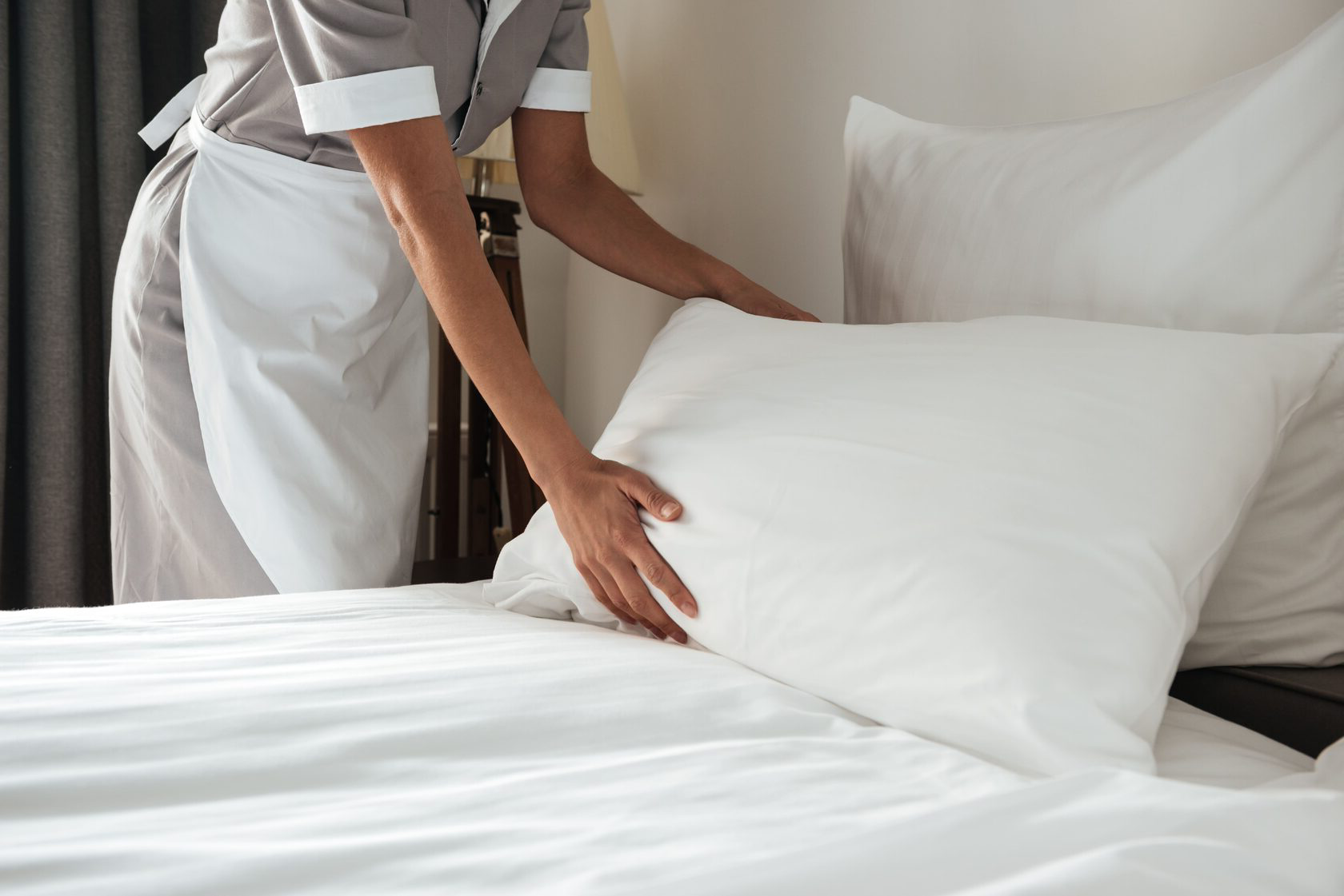 Изоляция в отеле. Хаускипинг Роом. Заправленная кровать в отеле. Застеленная кровать. Заправленная постель в гостинице.