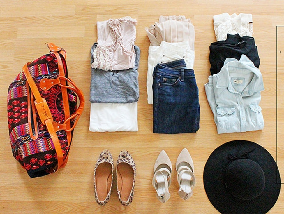 3 вещи для девушки. Вещи в путешествие. Одежда для путешествий летом. Вещи в отпуск. Набор вещей в отпуск.
