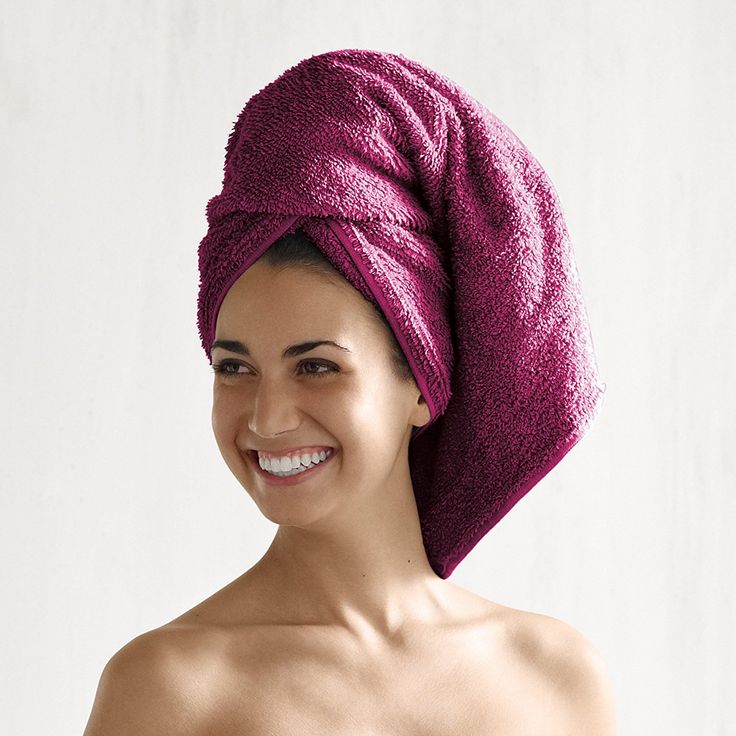 Как завязывать полотенце на голове. Полотенце на голове. Полотенце для волос. Тюрбан на голову. Тюрбан для сушки волос.