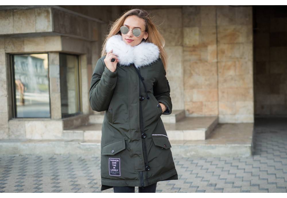 В пуховике нельзя выглядеть женственно, а пальто не согреет в мороз: мифы о зимней верхней одежде, с которыми пора покончить