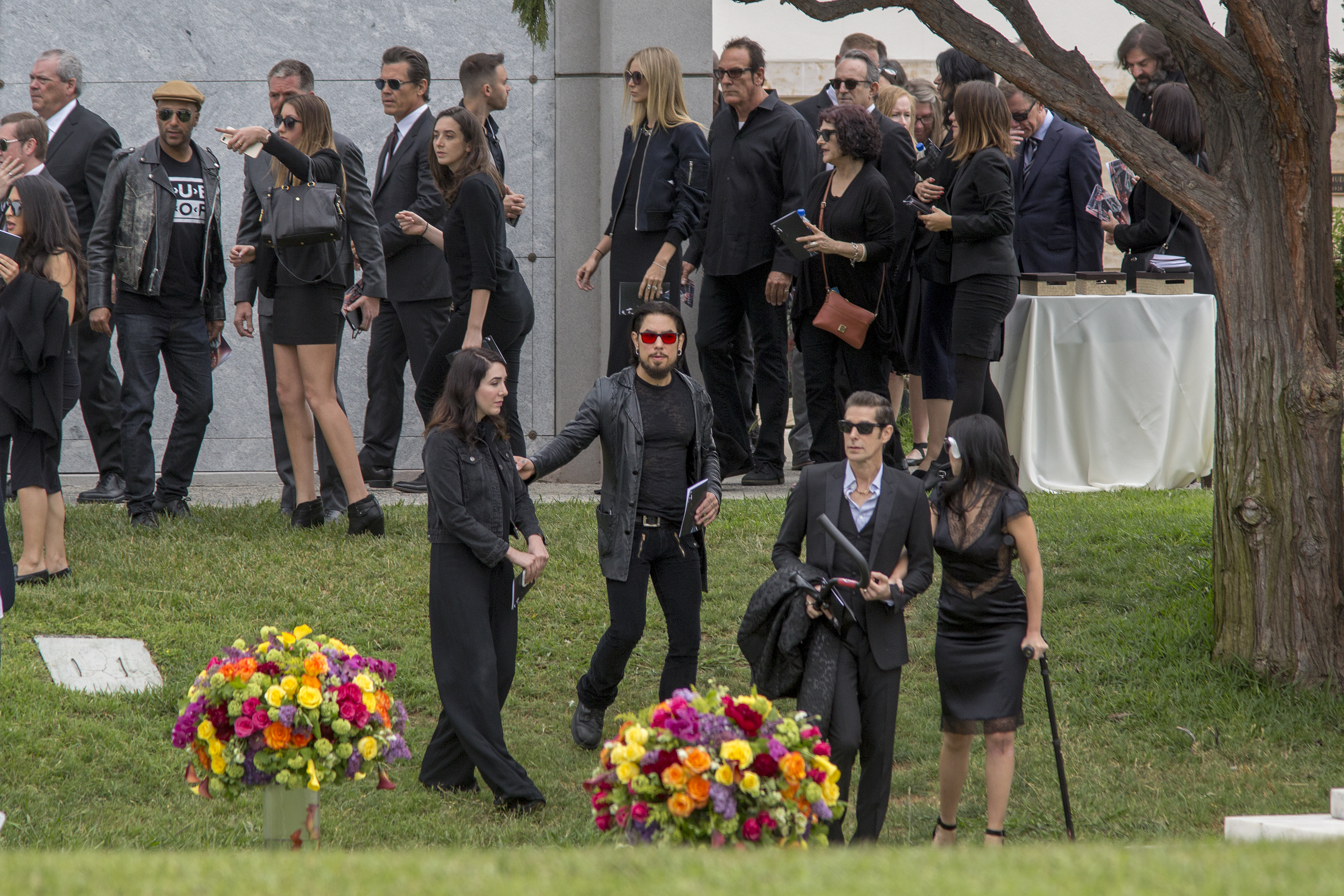 Приметы на похоронах - что можно и чего нельзя делать на кладбище, как себя вести