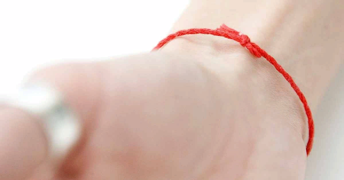 Красная нить на запястье: значение оберега, как завязать и как правильно носить, мнение экспертов